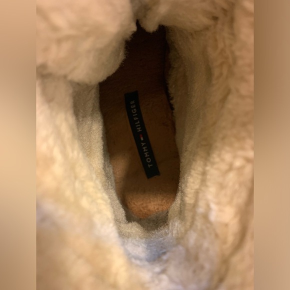 Tommy Hilfiger Rain Duck boot size Medium. Boot good for rain or snow - Picture 11 of 12